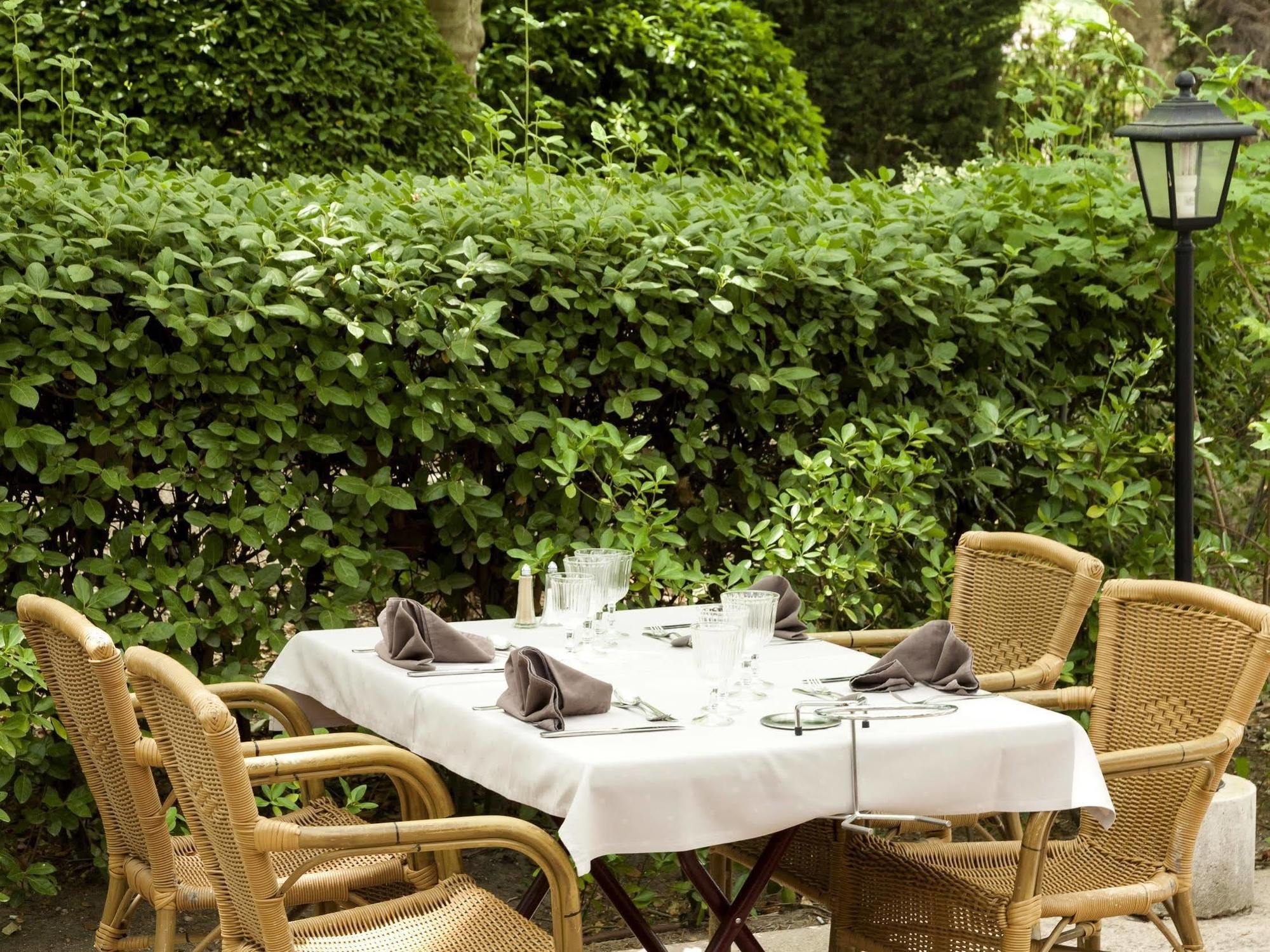 ホテル La Touloubre La Barben エクステリア 写真