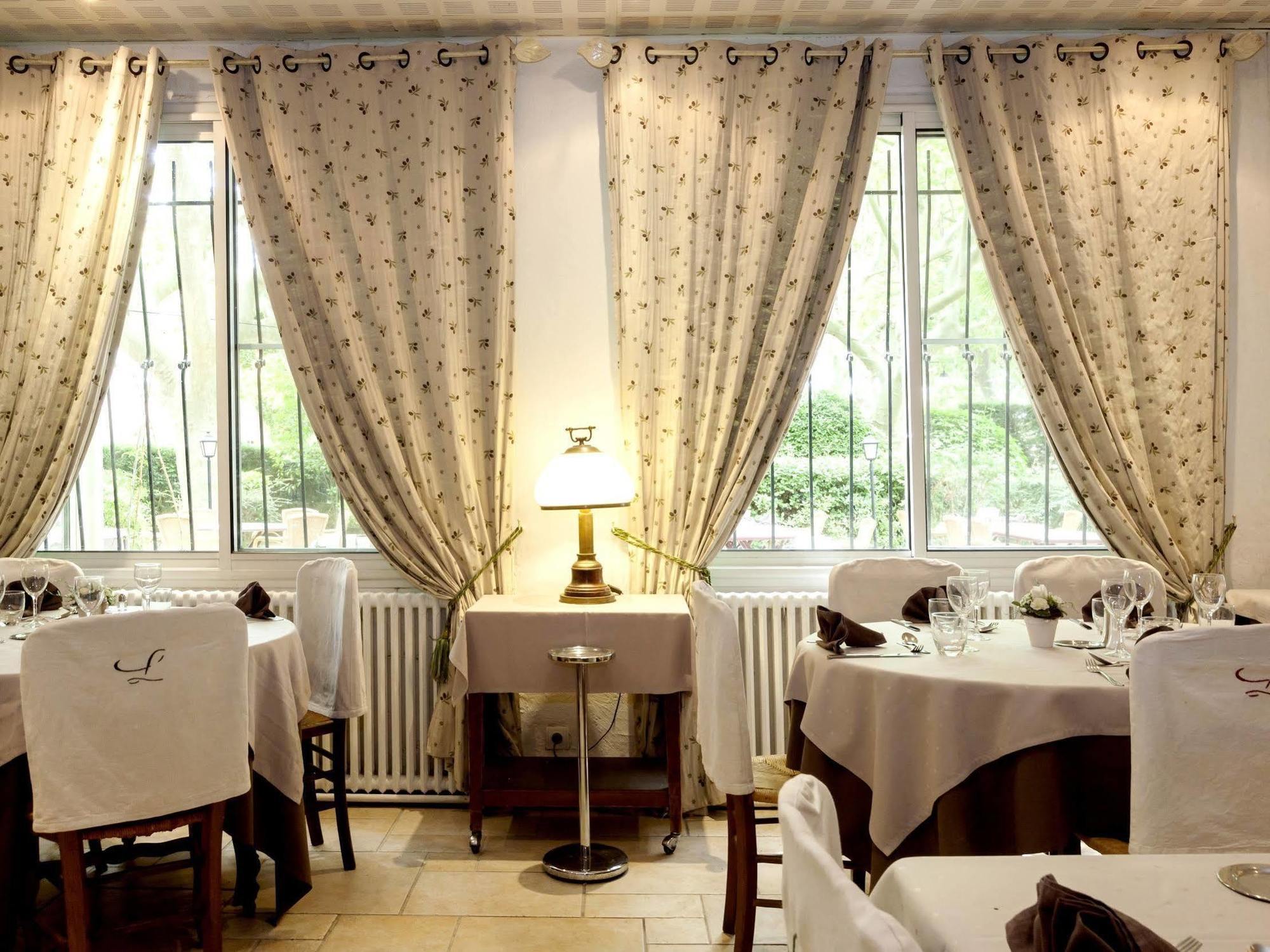 ホテル La Touloubre La Barben エクステリア 写真